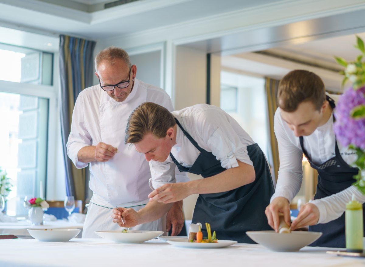 <p>Die Küche<br
/><strong>Gourmet Genuss mit Herkunft</strong></p>